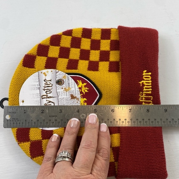 Harry‎ Potter Gryffindor Hogwarts School of Magic Unisex Winter Beanie One Size - Picture 10 of 11